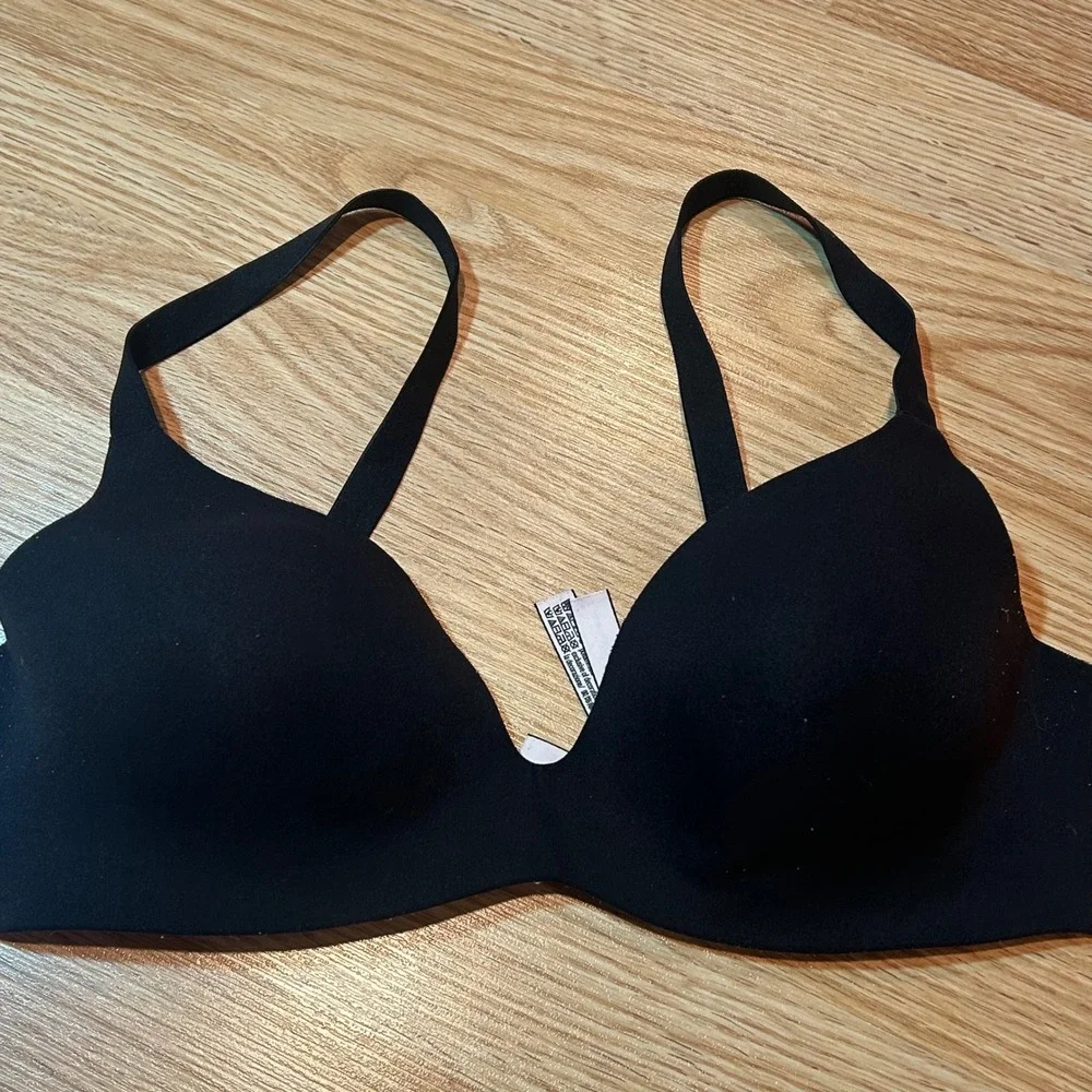 Victoria's Secret T-Shirt Bra Black Wireless Lightly Lined Seamless 34C